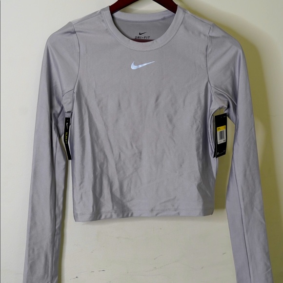 Nike Tops - NWT Nike Dru-fit Silver top